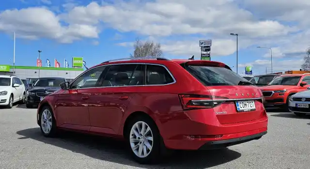 Punainen Farmari, Skoda Superb – COM-727