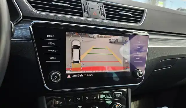 Punainen Farmari, Skoda Superb – COM-727