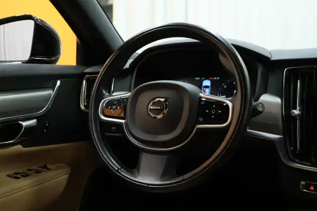 Musta Farmari, Volvo V90 – COM-860