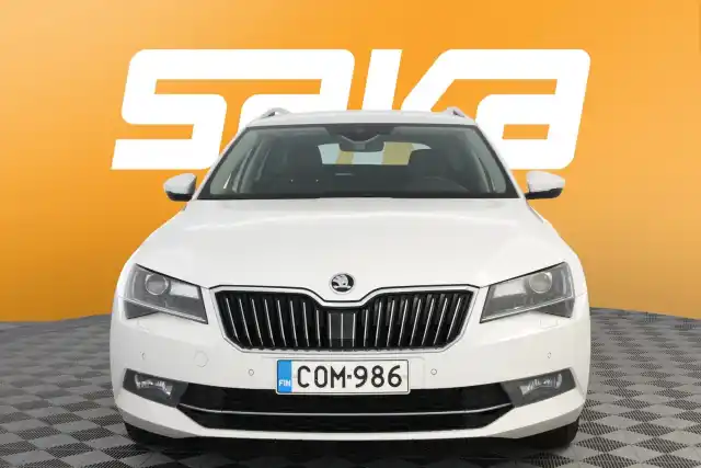 Valkoinen Farmari, Skoda Superb – COM-986
