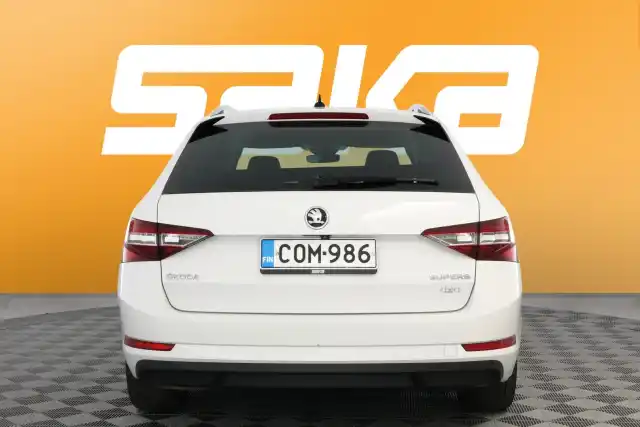 Valkoinen Farmari, Skoda Superb – COM-986