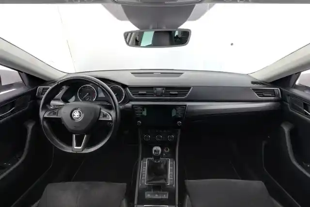 Valkoinen Farmari, Skoda Superb – COM-986