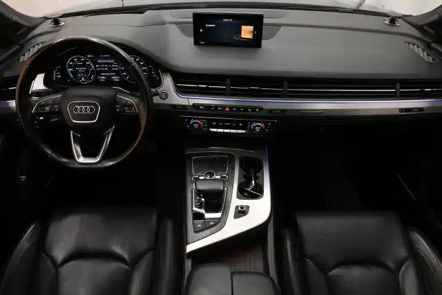 Musta Henkilöauto, Audi Q7 – CON-414