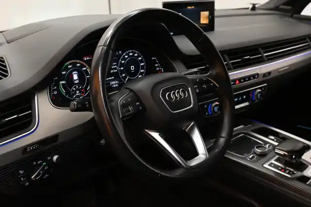 Musta Henkilöauto, Audi Q7 – CON-414