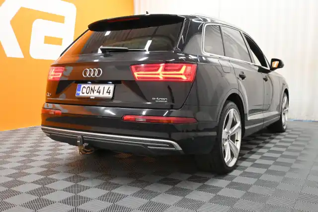 Musta Henkilöauto, Audi Q7 – CON-414