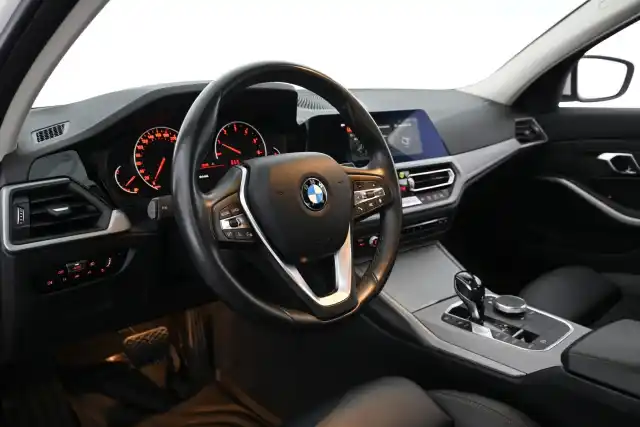 Valkoinen Sedan, BMW 320 – CON-706