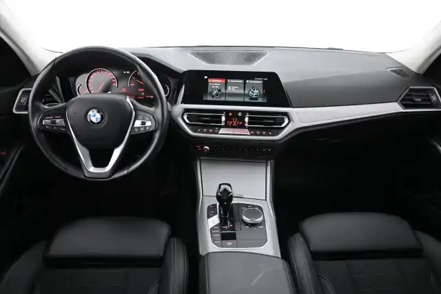 Valkoinen Sedan, BMW 320 – CON-706