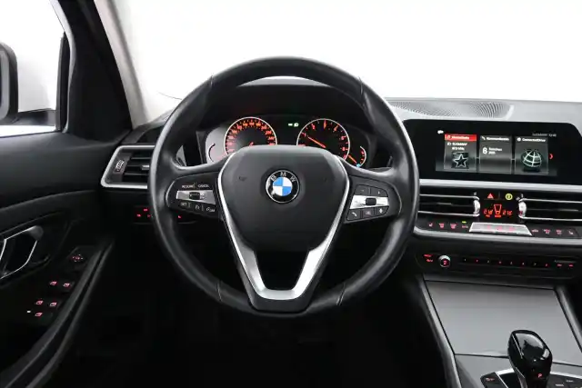 Valkoinen Sedan, BMW 320 – CON-706