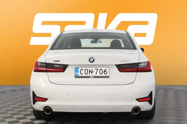 Valkoinen Sedan, BMW 320 – CON-706