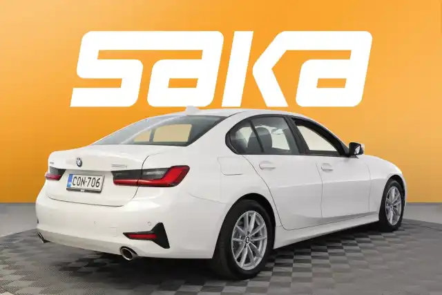 Valkoinen Sedan, BMW 320 – CON-706