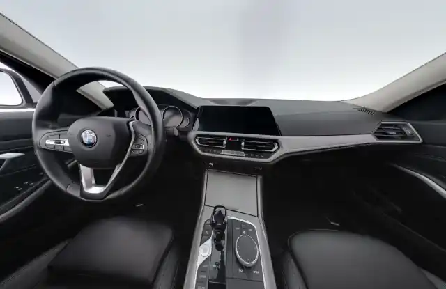 Valkoinen Sedan, BMW 320 – CON-706