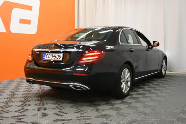 Musta Sedan, Mercedes-Benz E – COO-609