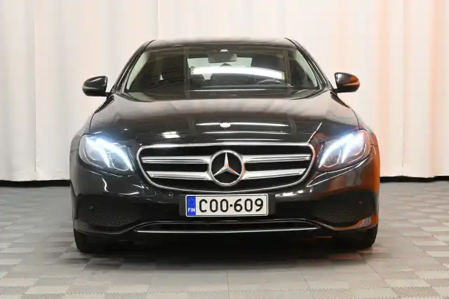 Musta Sedan, Mercedes-Benz E – COO-609