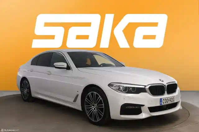 Valkoinen Sedan, BMW 530 – COO-920