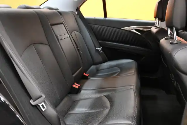 Musta Sedan, Mercedes-Benz E – COP-165
