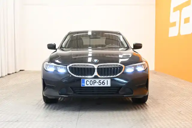 Musta Sedan, BMW 320 – COP-561