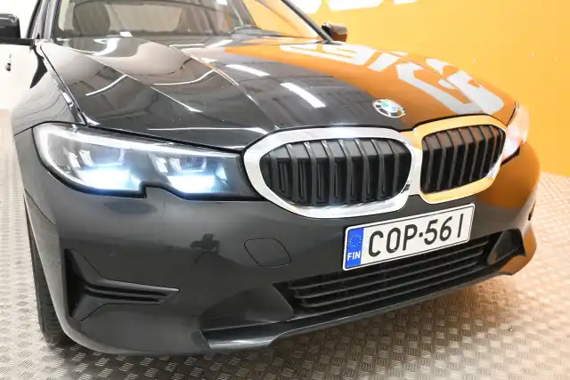 Musta Sedan, BMW 320 – COP-561