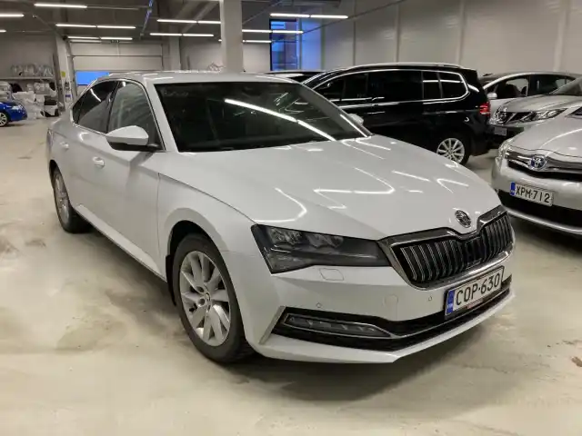 Valkoinen Sedan, Skoda Superb – COP-630