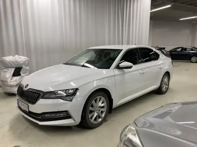 Valkoinen Sedan, Skoda Superb – COP-630