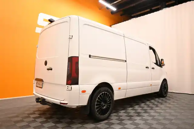 Valkoinen Pakettiauto, Mercedes-Benz Sprinter – COP-815