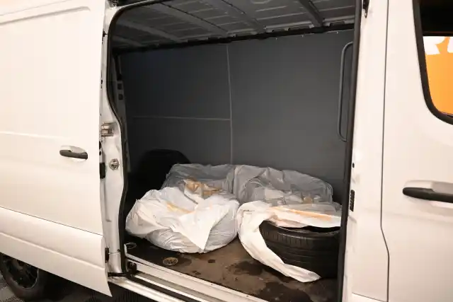 Valkoinen Pakettiauto, Mercedes-Benz Sprinter – COP-815