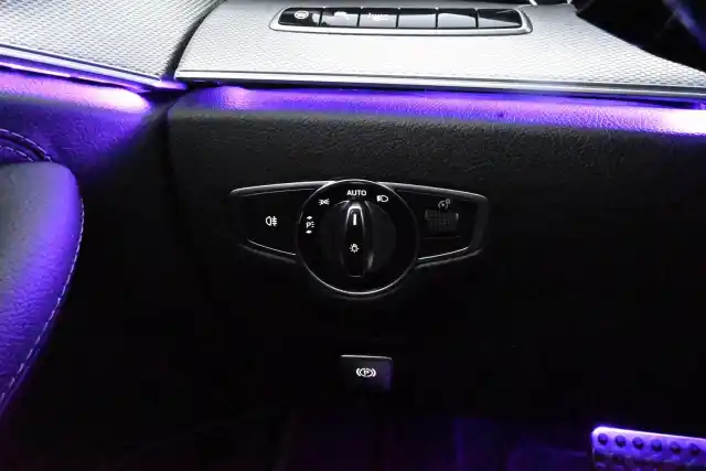 Vihreä Farmari, Mercedes-Benz E – COR-543