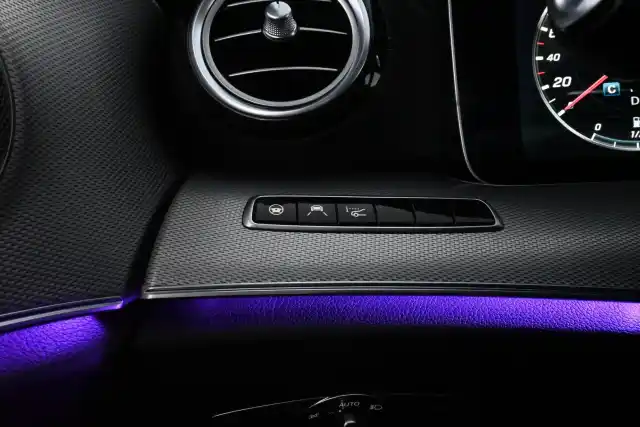 Vihreä Farmari, Mercedes-Benz E – COR-543