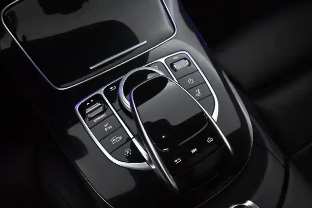 Vihreä Farmari, Mercedes-Benz E – COR-543
