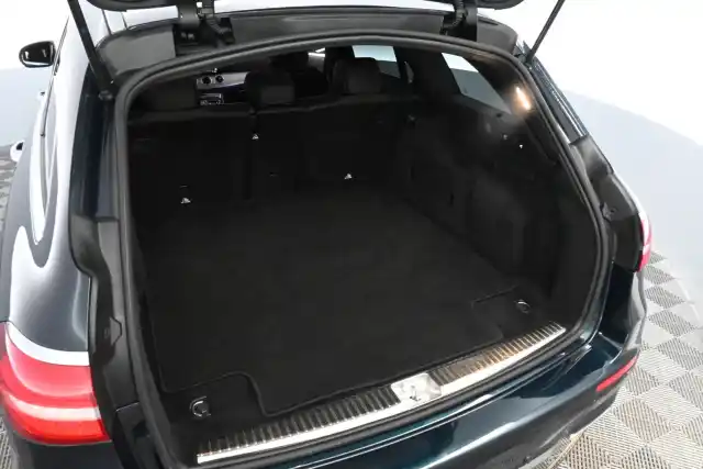 Sininen Farmari, Mercedes-Benz E – COR-543