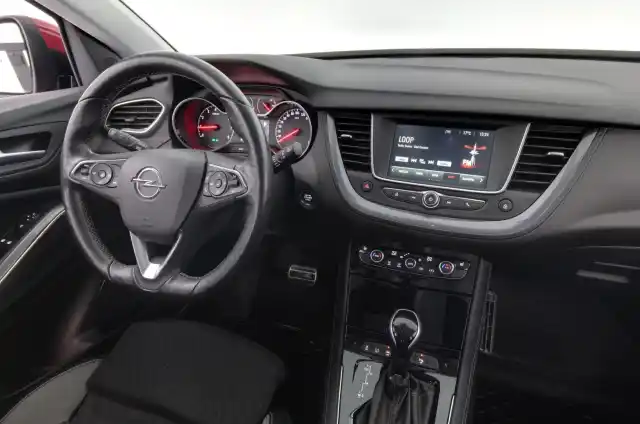 Punainen Maastoauto, Opel Grandland X – COS-507