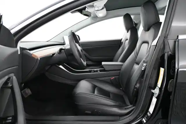 Musta Sedan, Tesla Model 3 – COS-854