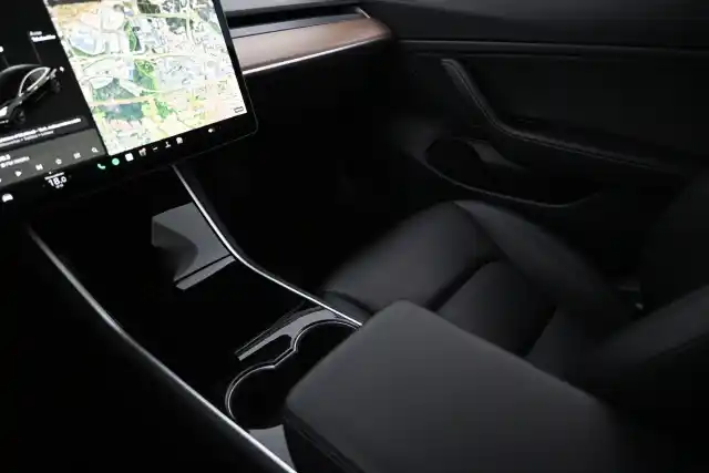 Musta Sedan, Tesla Model 3 – COS-854