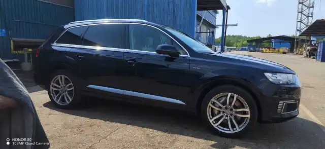 Sininen Maastoauto, Audi Q7 – COT-971