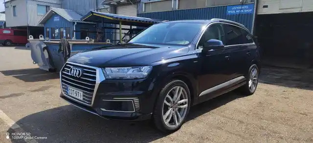 Sininen Maastoauto, Audi Q7 – COT-971