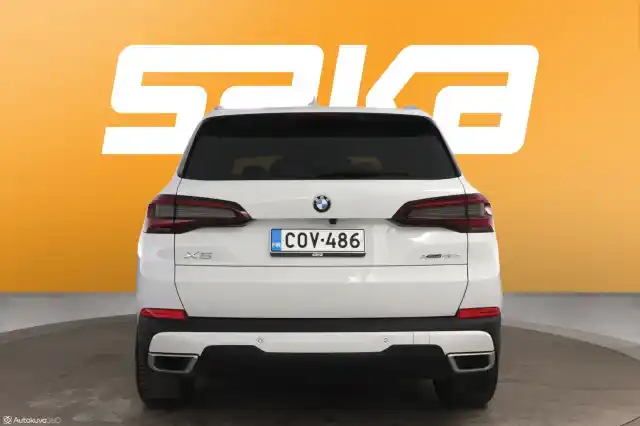 Valkoinen Maastoauto, BMW X5 – COV-486