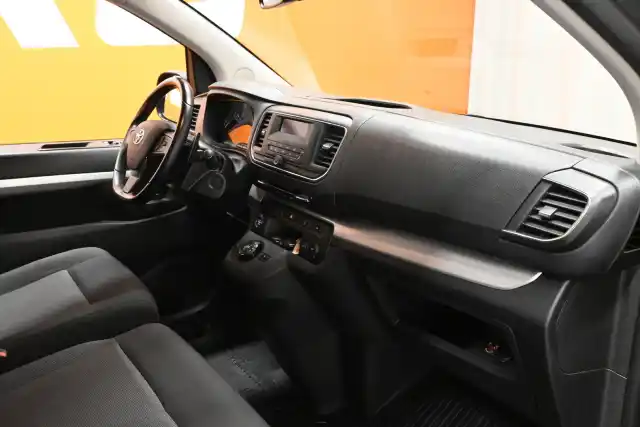 Harmaa Tila-auto, Toyota Proace Verso – COX-357