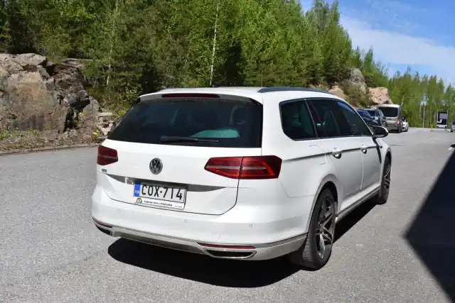 Valkoinen Farmari, Volkswagen Passat – COX-714