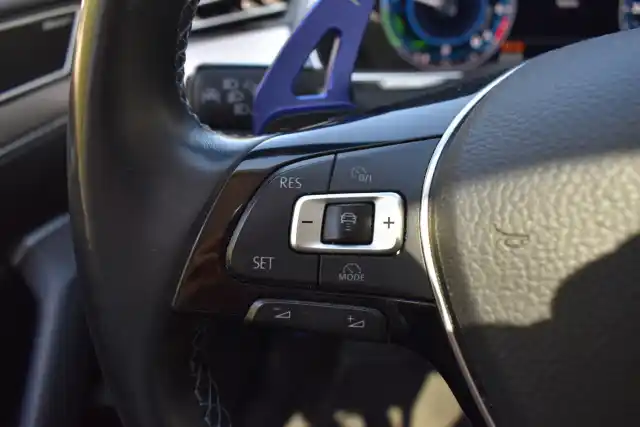 Valkoinen Farmari, Volkswagen Passat – COX-714