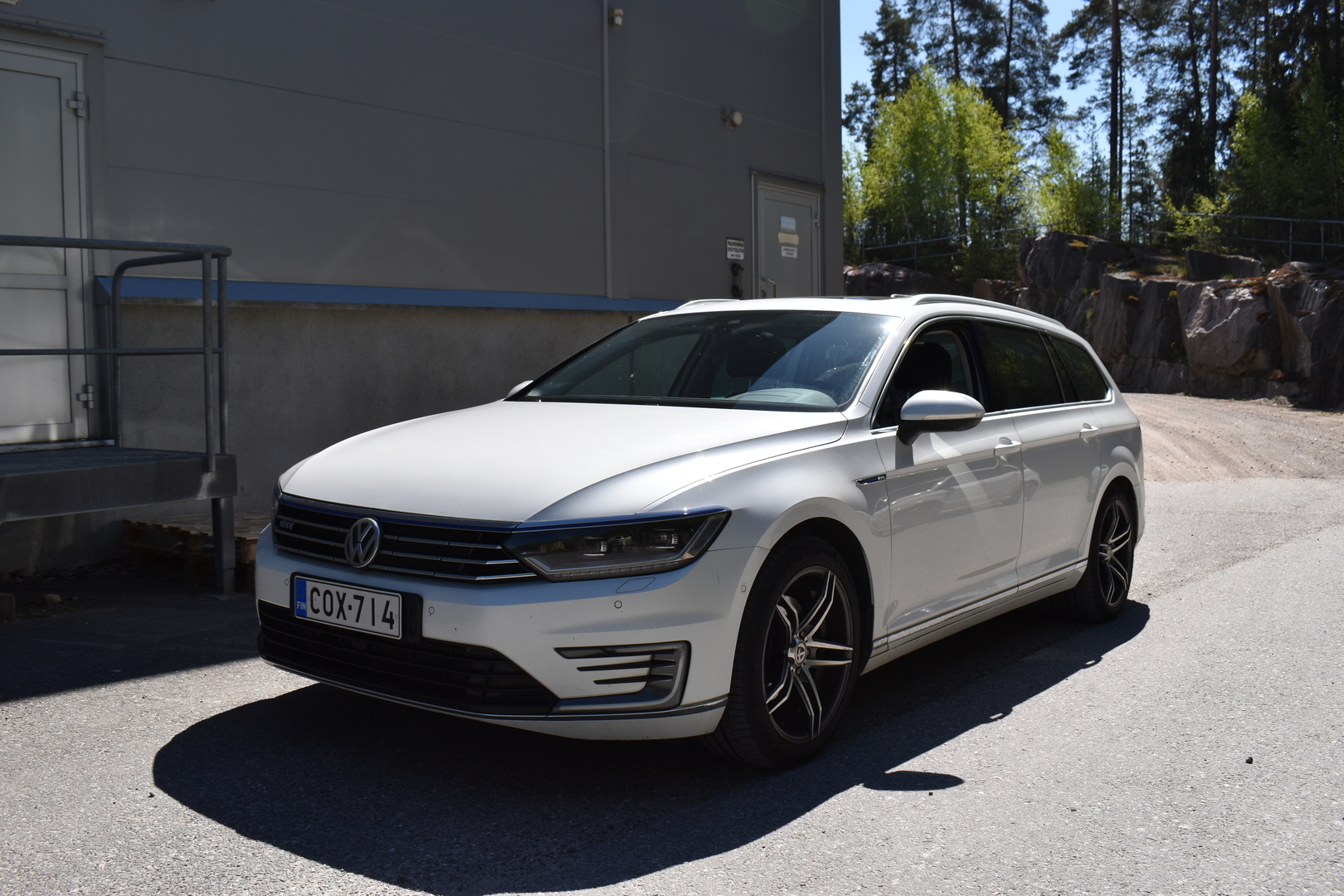 Valkoinen Farmari, Volkswagen Passat – COX-714