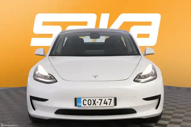 Valkoinen Sedan, Tesla Model 3 – COX-747