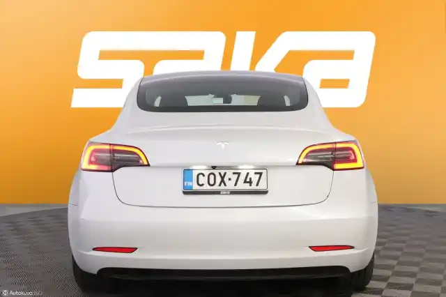 Valkoinen Sedan, Tesla Model 3 – COX-747