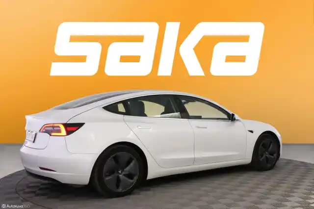 Valkoinen Sedan, Tesla Model 3 – COX-747