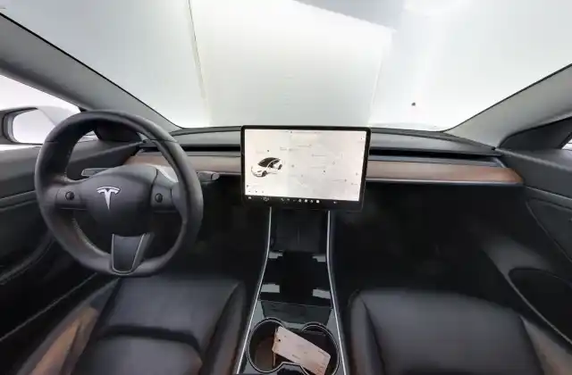 Valkoinen Sedan, Tesla Model 3 – COX-747