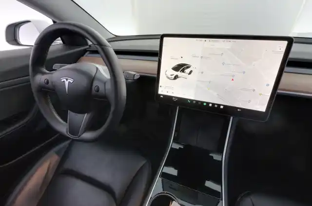 Valkoinen Sedan, Tesla Model 3 – COX-747