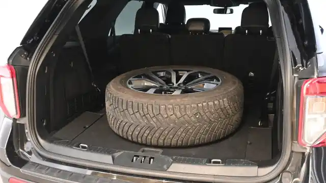 Musta Maastoauto, Ford Explorer – COY-169