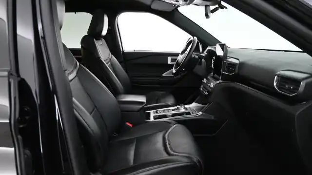 Musta Maastoauto, Ford Explorer – COY-169