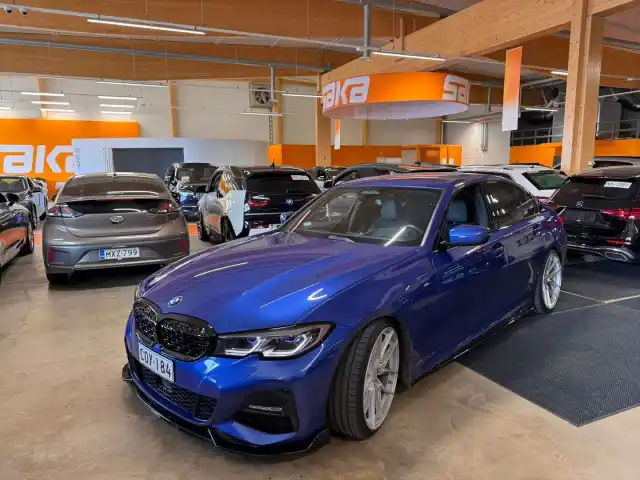 Sininen Sedan, BMW 330 – COY-184