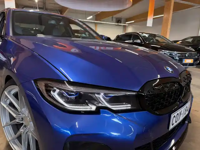 Sininen Sedan, BMW 330 – COY-184