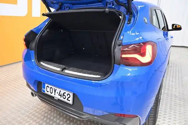 Sininen Maastoauto, BMW X2 – COY-462