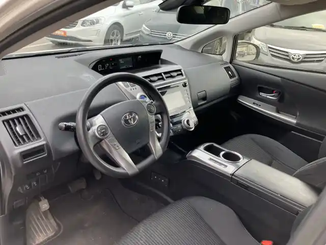 Valkoinen Tila-auto, Toyota Prius+ – COY-581